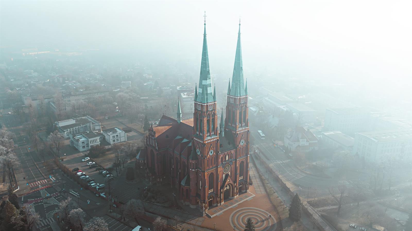 Rybnik z lotu ptaka — bazylika we mgle